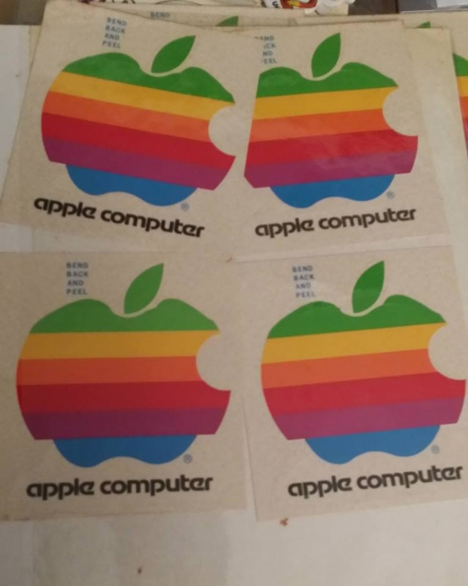 Đây chính là lý do vì sao Apple luôn tặng kèm sticker in hình logo táo khuyết trong hộp iPhone hay iPad
