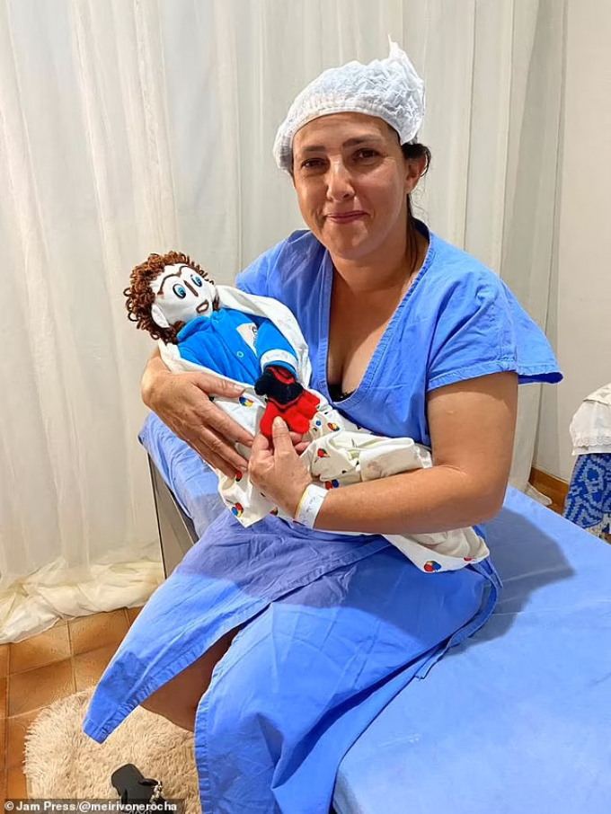 Độc thân quá lâu, một phụ nữ Brazil kết hôn với búp bê, chào đón đứa con đầu lòng gây bất ngờ