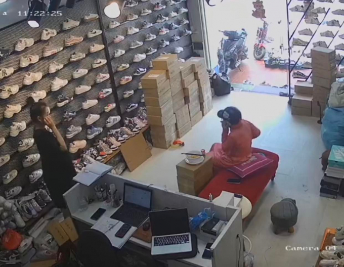 Đứng hình mất 5 giây: Chị gái vào shop giày, vừa nghe điện thoại vừa ăn sạch bát mì của nhân viên