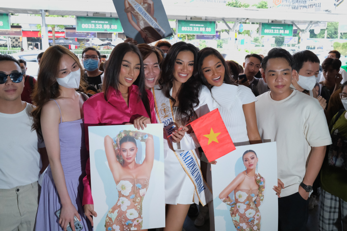 Kim Duyên mang 10 vali hành lý cùng trang phục dân tộc nặng đến 30kg sang Ba Lan dự thi Miss Supranational 2022