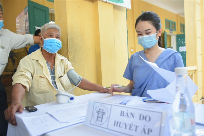 Hàng trăm người dân ngoại thành Hà Nội được phát thuốc, khám bệnh miễn phí