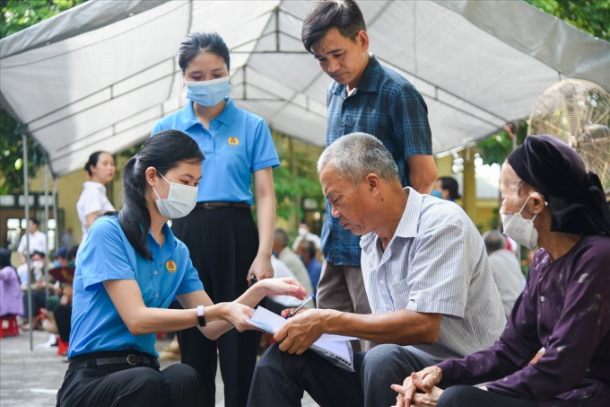 Hàng trăm người dân ngoại thành Hà Nội được phát thuốc, khám bệnh miễn phí