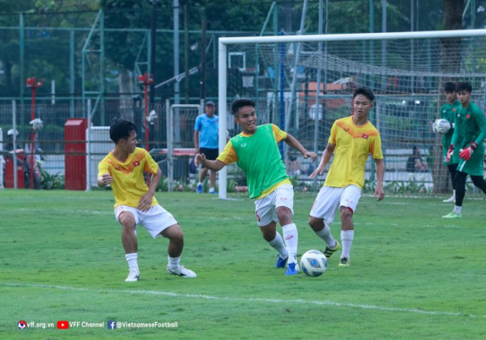Cầu thủ U19 Việt Nam cười thả ga sau chuyến bay hành xác tới Indonesia