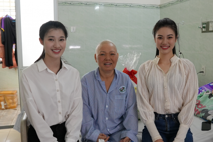 Thí sinh Miss Word Vietnam 2022 cắt tóc, ủng hộ bệnh nhân ung thư vú