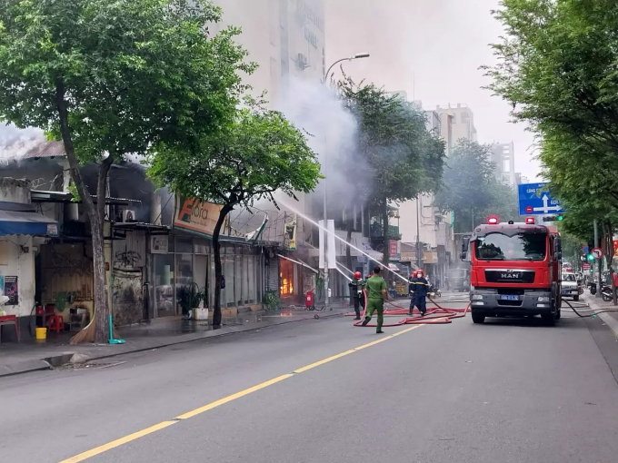 Cháy lớn cửa hàng bán tranh giữa trung tâm TP.HCM, nhiều người tháo chạy