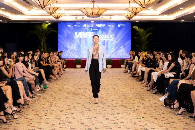 Lương Thùy Linh diện áo xuyên thấu, thị phạm catwalk thần sầu trong buổi casting Vietnam Beauty Fashion Fest
