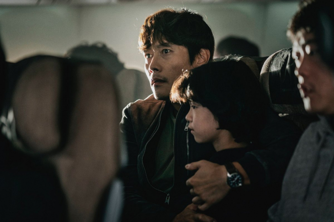 Vừa quay lại với điện ảnh, Lee Byung-hun buộc Hạ cánh khẩn cấp trên chuyến bay sinh tử