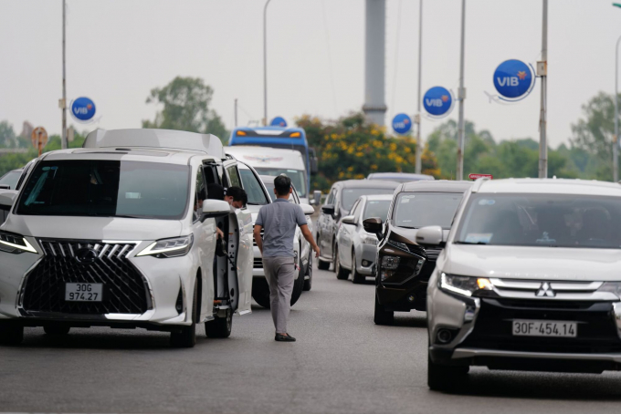 Mùa du lịch lập đỉnh: Người người nhà nhà chen lấn nhau ở sân bay Nội Bài, số lượng khách tăng đột biến