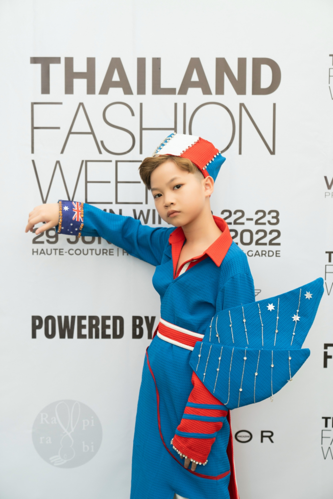 Chân dung mẫu nhí Việt gây ấn tượng mạnh tại Thailand Fashion Week 2022, hóa ra người quen của danh ca Ngọc Sơn