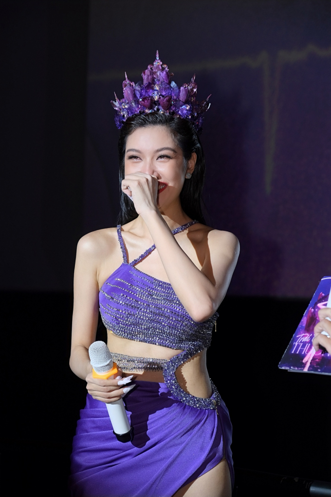 Tự đội vương miện quyền lực, Thúy Vân lại khóc nức nở tiết lộ lý do 29 tuổi mới debut làm ca sĩ