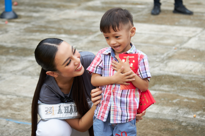 Á hậu Hoàn vũ Việt Nam - Thủy Tiên trích tiền thưởng, bắt đầu hành trình thiện nguyện tại quê hương Đồng Tháp