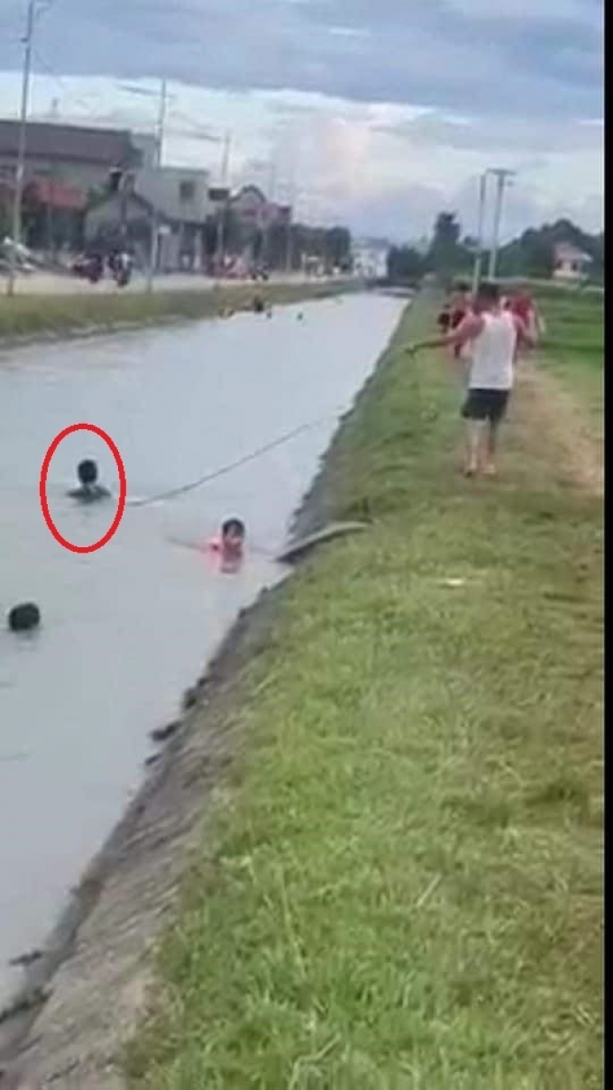 Chồng đưa vợ đi bơi phải buộc dây cho ‘chắc cú’ khiến dân mạng cười té ghế