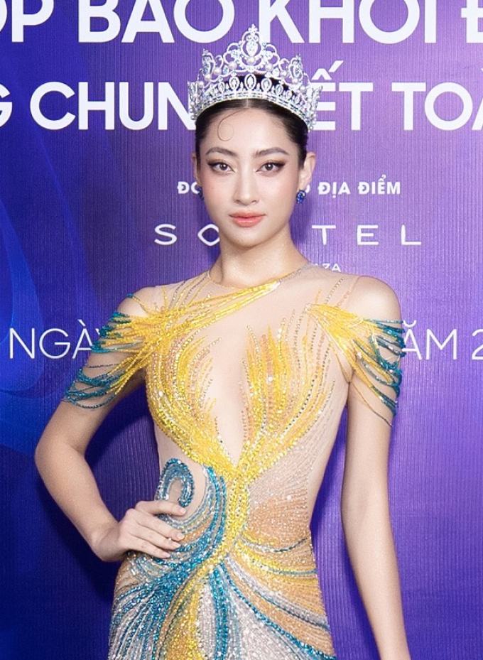 Lương Thùy Linh catwalk đầy quyền lực trong khoảnh khắc công bố vương miện đặc biệt của Miss World Vietnam 2022