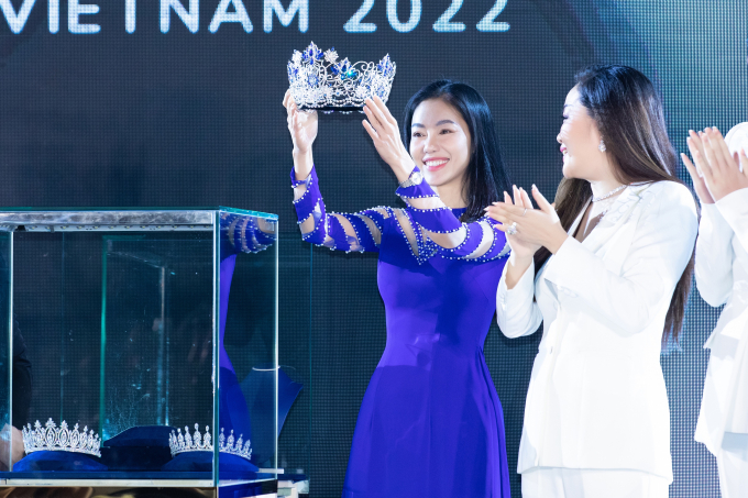 Lương Thùy Linh catwalk đầy quyền lực trong khoảnh khắc công bố vương miện đặc biệt của Miss World Vietnam 2022