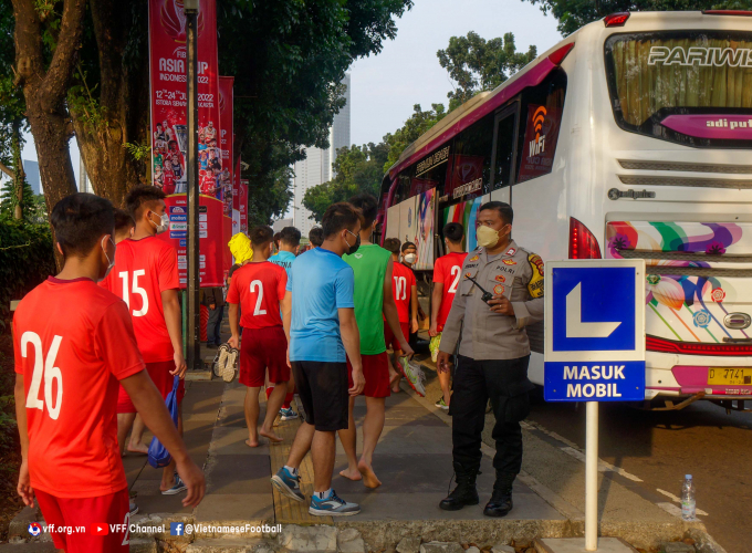 Sợ CĐV Indo tấn công, U19 Việt Nam được cảnh sát bảo vệ như yếu nhân