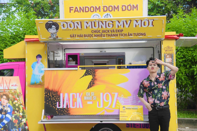 Mừng MV sắp ra mắt, Jack được FC Đom Đóm tặng hẳn cả xe thức ăn, nước uống như idol K-Pop