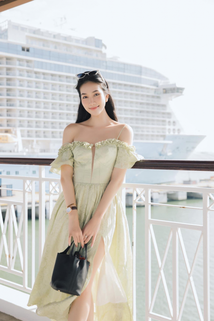 Á hậu Phương Anh diện bikini khoe vóc dáng nóng bỏng, fans trầm trồ vì danh tính photographer đặc biệt