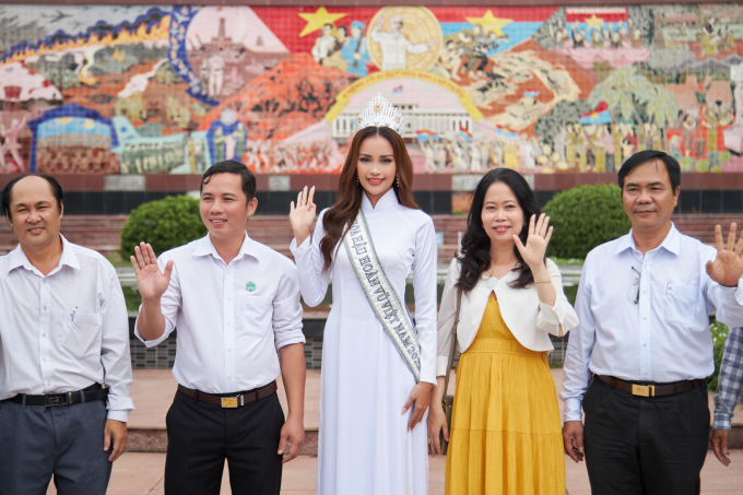 Hoa hậu Ngọc Châu hào hứng khám phá làng nghề bánh tráng và muối tôm - Đặc sản Tây Ninh