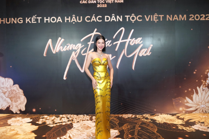Hoàng Oanh nhan sắc thăng hạng, liên tục đổi trang phục chiếm spotlight thảm đỏ Hoa hậu các Dân tộc Việt Nam