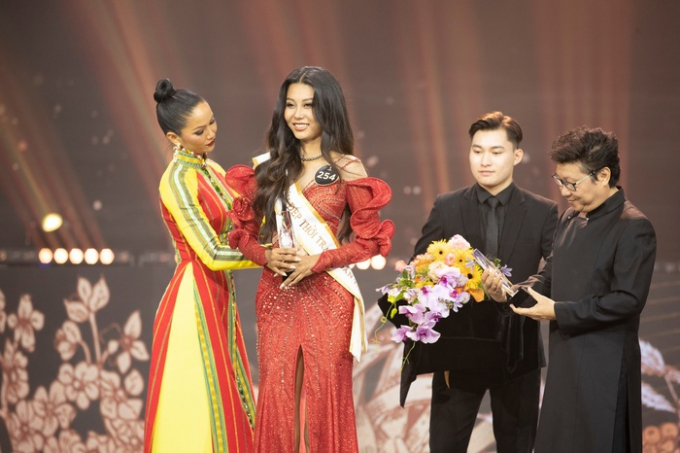 Á hậu 2 - Thạch Thu Thảo đại diện Việt Nam thi Miss Earth 2022, Hoa hậu Nông Thúy Hằng bị tước quyền?
