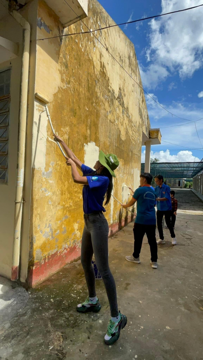 HHen Niê đội nắng gắt leo thang sơn tường cho học sinh, tự tay nhặt rác làm sạch bải biển