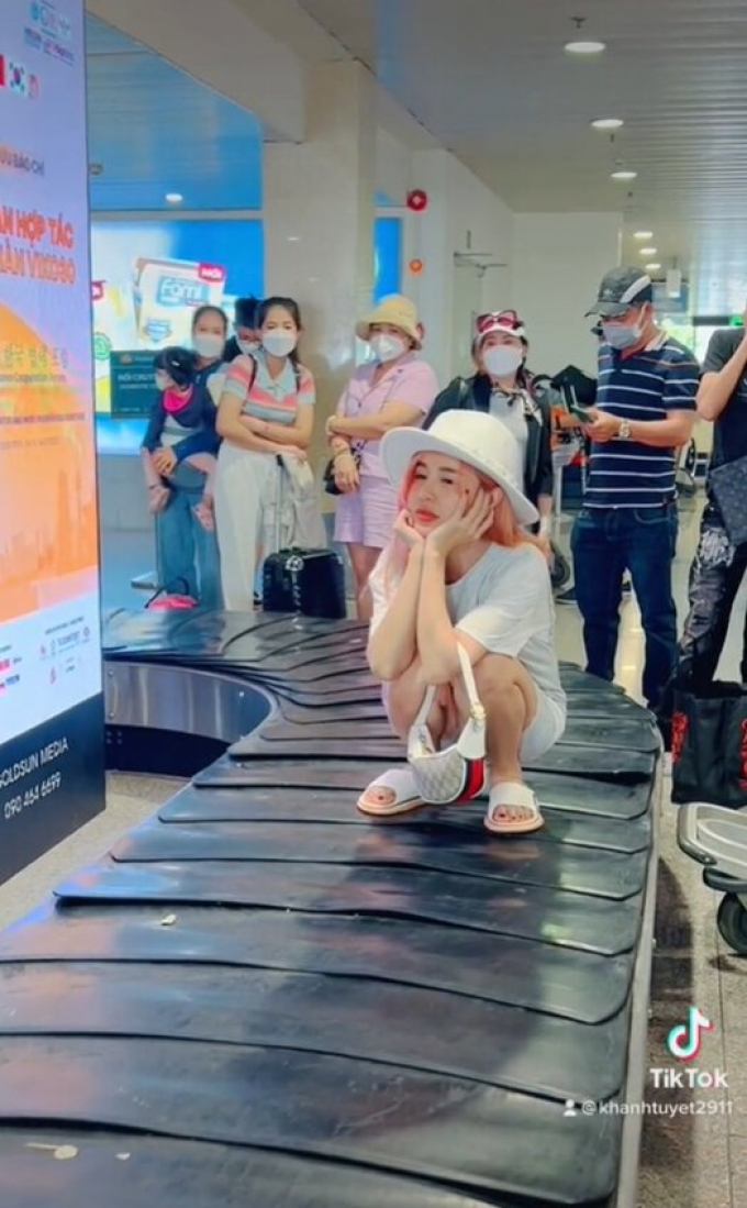 Nữ TikToker đăng clip thả dáng trên băng chuyền hành lý, nhân viên sân bay có nguy cơ bị kỷ luật