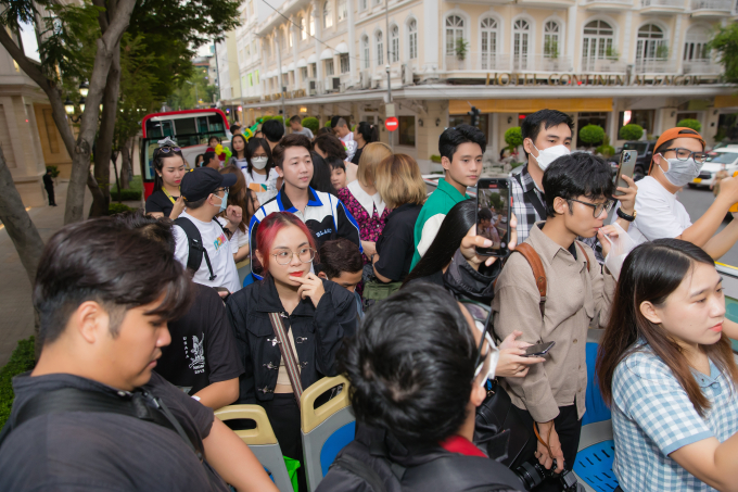 Thu Trang - Tiến Luật tình tứ ôm hôn trên chuyến xe bus giao lưu đoàn phim Dân chơi không sợ con rơi