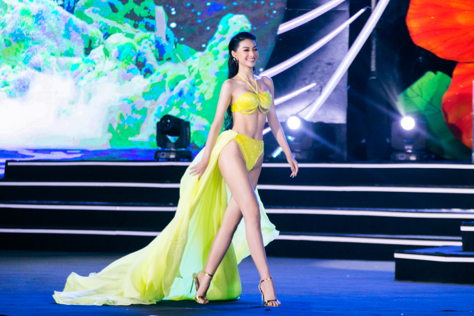 Lương Thùy Linh - Kiều Loan - Tường San diễn bikini bỏng mắt cùng Top 38 Miss World Vietnam 2022