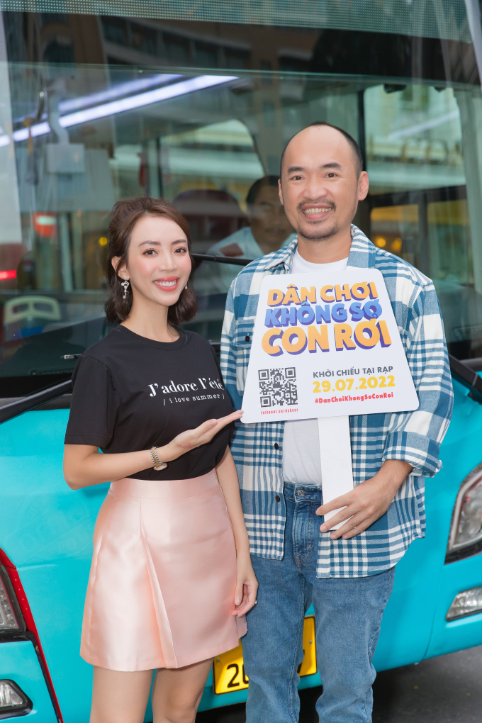 Thu Trang - Tiến Luật tình tứ ôm hôn trên chuyến xe bus giao lưu đoàn phim Dân chơi không sợ con rơi