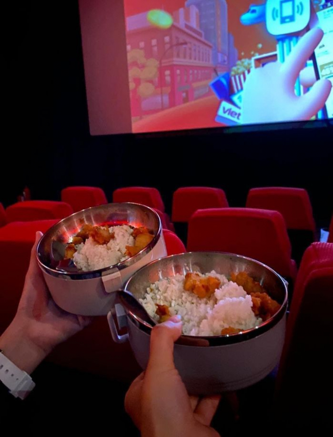 Rạp chiếu phim cho phép khán giả ăn cơm khi xem phim, netizen phản ứng thế nào?