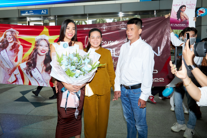 Kim Duyên rạng rỡ ngày trở về Việt Nam, Fan Club lầy lội mua Doraemon tặng Á hậu Siêu quốc gia 2022