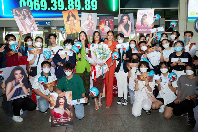 Kim Duyên rạng rỡ ngày trở về Việt Nam, Fan Club lầy lội mua Doraemon tặng Á hậu Siêu quốc gia 2022