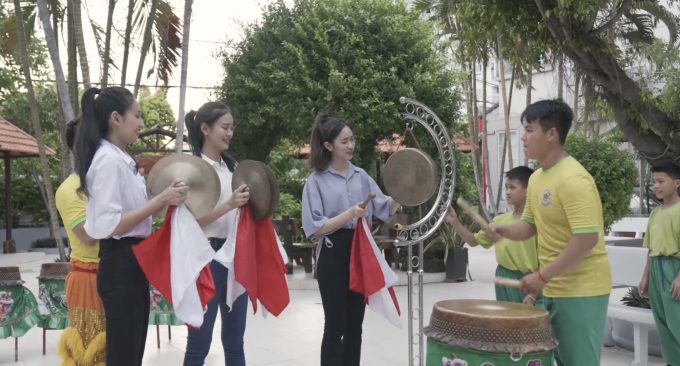 Người đẹp Nhân ái - Miss World Vietnam 2022 thích thú khi lần đầu được “đánh trống - múa lân”