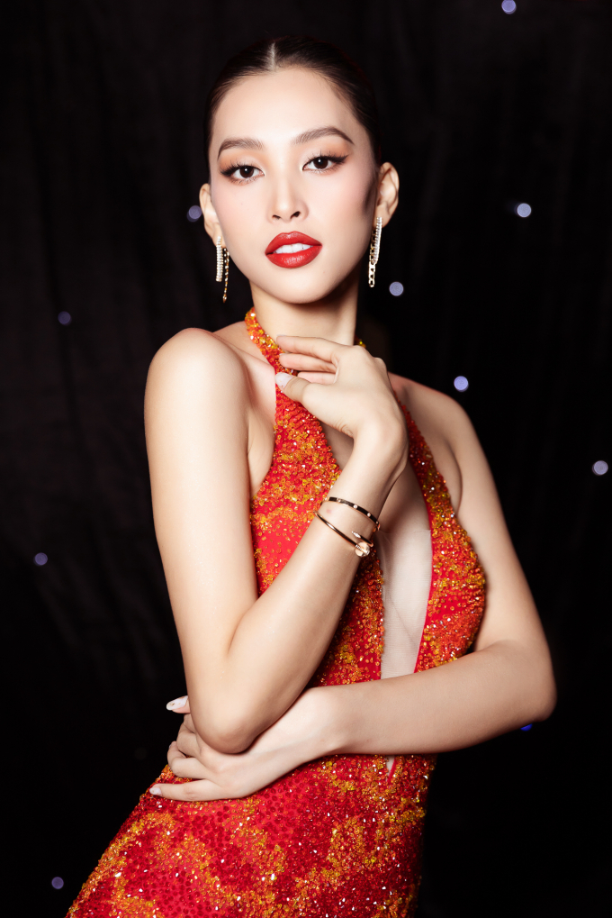 Tiểu Vy đẹp không góc chết làm giám khảo: Nữ thần son đỏ của Hoa hậu Việt Nam đây rồi!