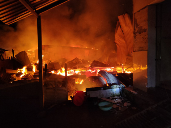 Phú Quốc: Cháy lớn trong đêm, 11 căn nhà bị thiêu rụi hoàn toàn