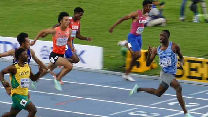 Truyền nhân của Usain Bolt cà khịa đối thủ vẫn lập kỷ lục thế giới
