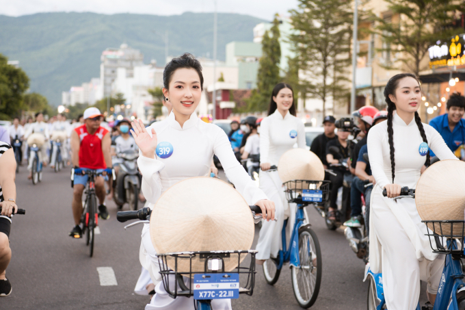 Lương Thùy Linh - Kiều Loan cùng Top 37 Miss World Vietnam đạp xe quảng bá du lịch thành phố Quy Nhơn