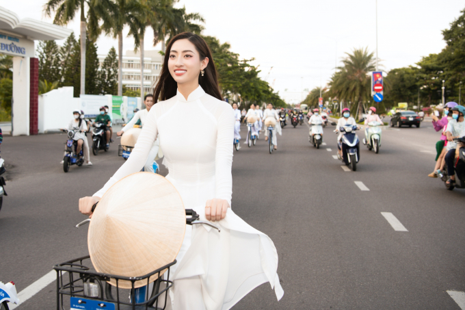 Lương Thùy Linh - Kiều Loan cùng Top 37 Miss World Vietnam đạp xe quảng bá du lịch thành phố Quy Nhơn