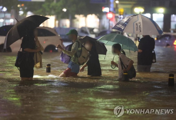 Hàn Quốc: Mưa lớn kỷ lục ở Seoul khiến 7 người thiệt mạng