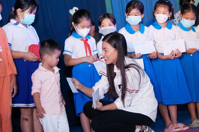 Á hậu Kim Duyên giữ đúng lời hứa, dùng tiền thưởng trao tặng học bổng cho trẻ em nghèo tại quê nhà Cần Thơ