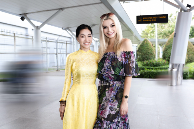 Bà trùm hoa hậu Phạm Kim Dung cùng Lương Thùy Linh diện áo dài, rạng rỡ chào đón Miss World 2021