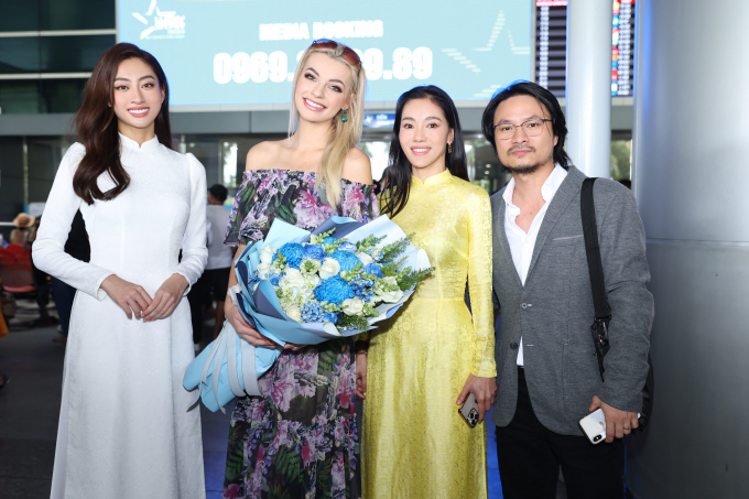 Bà trùm hoa hậu Phạm Kim Dung cùng Lương Thùy Linh diện áo dài, rạng rỡ chào đón Miss World 2021