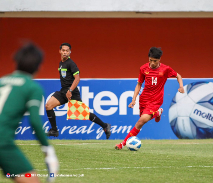 U16 Việt Nam nấu lẩu THÁI siêu cay tại Indonesia