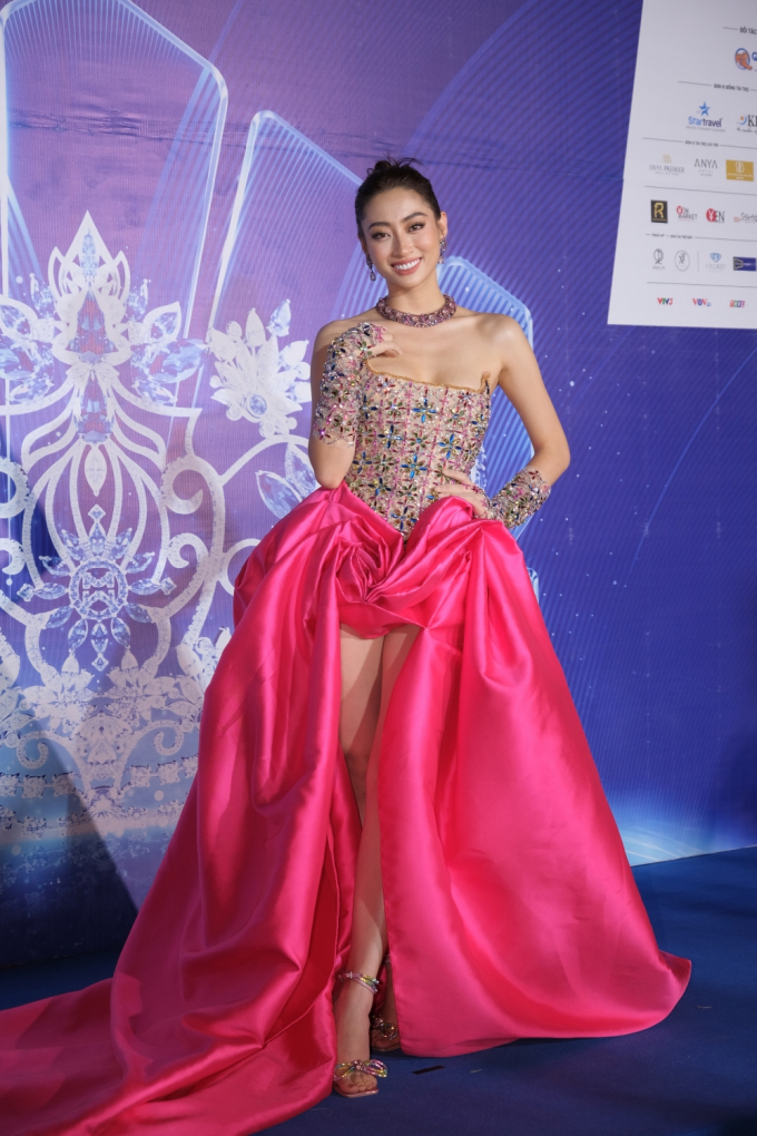 Hoa hậu Lương Thùy Linh đầy quyền lực, tỏa sáng rực rỡ trên thảm đỏ trước thời khắc chia tay nhiệm kỳ