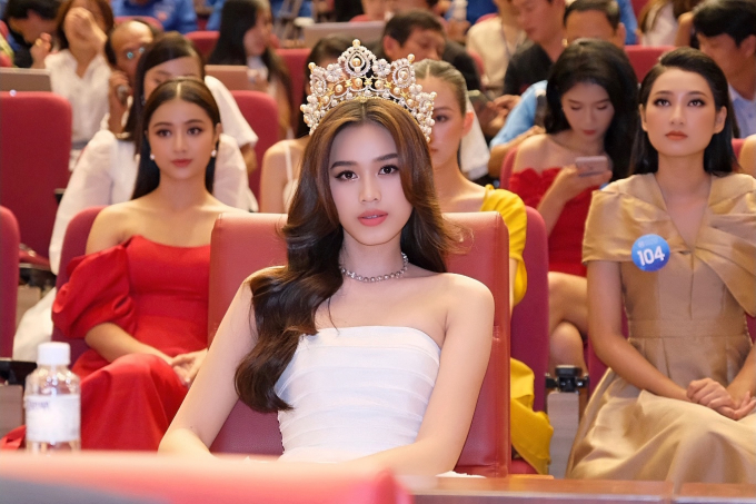 Hoa hậu Lương Thùy Linh cùng á hậu Kiều Loan rạng rỡ làm MC song ngữ đón đại biểu Miss World