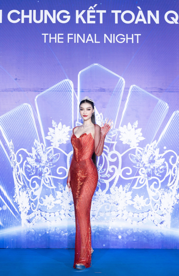 Đỗ Hà khoe chân dài 1m11, Kiều Loan - Ngọc Thảo càn quét thảm đỏ Hoa hậu Thế giới Việt Nam