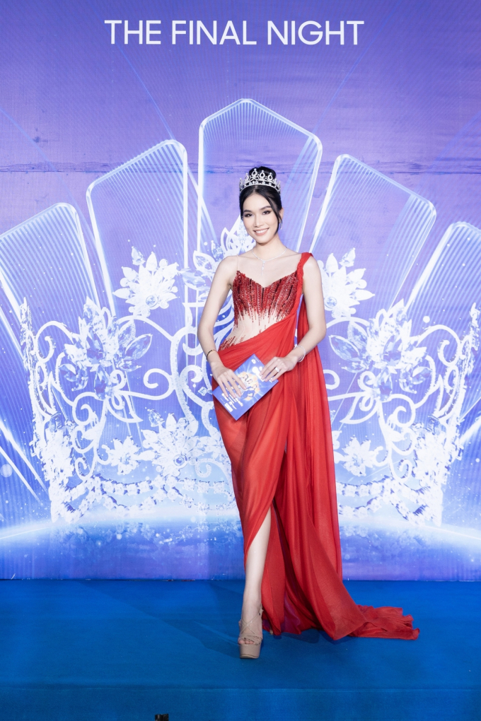 Tiểu Vy đẹp sắc sảo với váy xuyên thấu, chiếm trọn spotlight thảm đỏ Miss World Vietnam 2022