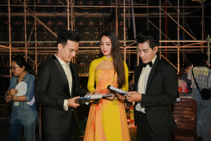 Nguyên Khang và Thụy Vân song kiếm hợp bích tại chung kết Miss World Vietnam 2022
