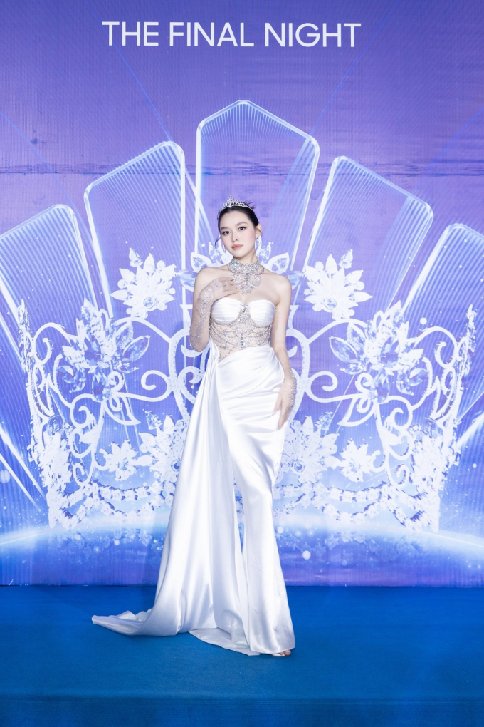 Tiểu Vy đẹp sắc sảo với váy xuyên thấu, chiếm trọn spotlight thảm đỏ Miss World Vietnam 2022