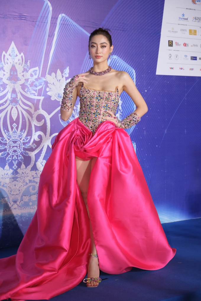 Hoa hậu Lương Thùy Linh đầy quyền lực, tỏa sáng rực rỡ trên thảm đỏ trước thời khắc chia tay nhiệm kỳ